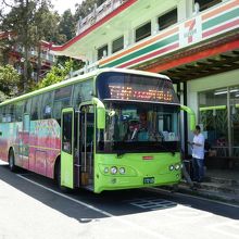 阿里山のバス停は阿里山駅から階段を下った所のセブンイレブン前