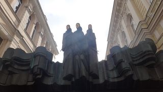 金マスクのミューズたちが目印（国立ドラマ劇場）