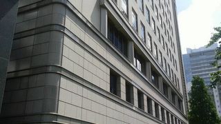 甲州街道沿いにあるキャンパス