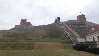 丘の斜面が崩れて立ち入り禁止でした（ケディミナス城）