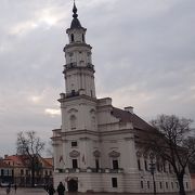 白く美しいカウナスの旧市庁舎