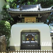 商店街に面した山門