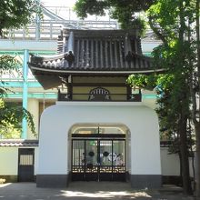 山門の反対側から