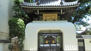 商店街に面したお寺（月窓寺）