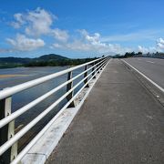 名蔵アンバルと名蔵湾の間に架かる橋