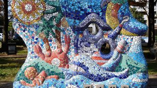 市役所の前には勝山公園があり銀杏並木がありました。遊具がある区域もあります。