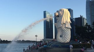 観光客が集う。