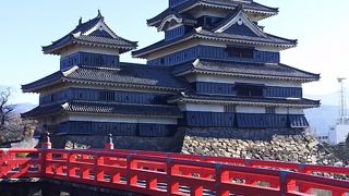 松本城そばの朱塗りの橋