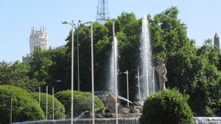 アトーチャ駅から歩けます。プラド美術館の近くの広場にあります。