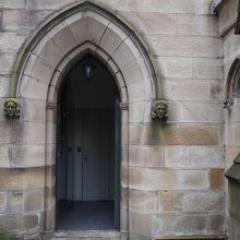 脇の入口には女性の顔が見えます