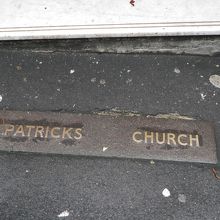 足元の道路面にプレートがありました