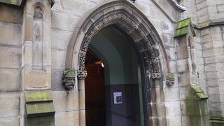 入口で人面像が迎えてくれます