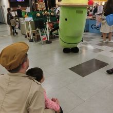 山形県のゆるキャラ、きてけろくん。山形県の形になっています。