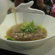 きれいな店内で高級牛肉麺がいただけます