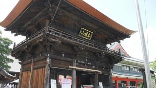 重厚感の有る仁王門