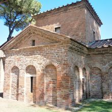 レンガ造りの小さな建物です