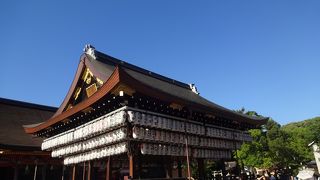 提灯がたくさんつるされて特に夜は華やか。