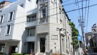 とんがり屋根が印象的なレトロビル