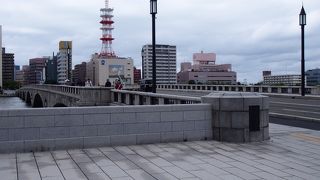 信濃川に架かるメインの橋