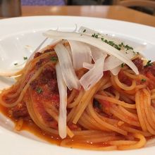 セロリが乗ったランチスパゲッティ