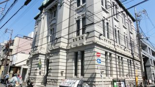 幾何学意匠が印象的なレトロビル