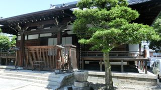 商店街の真ん中だが、境内は広い