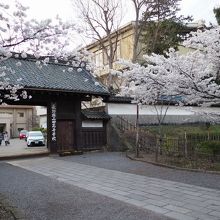 普通に門として使われています