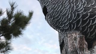 巨大なヤンバルクイナの像