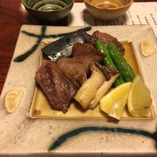 夕食はお部屋で。但馬牛のステーキ。