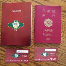 左側が特製パスポート。日本のパスポートに似ていてまぎらわしい