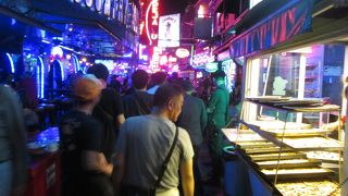 飲食店、屋台が並んでいました