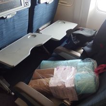 この席の通路側に座れたら楽なのに。窓側で疲れます