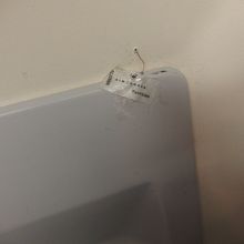 古い機体なので、トイレですが、簡単セロテープで補修工事