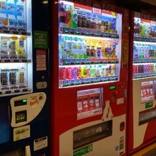 船内にはたくさんの自動販売機があります