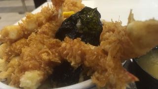 江戸前天丼、圧倒的なボリュームです。