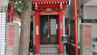 ビルに挟まれています