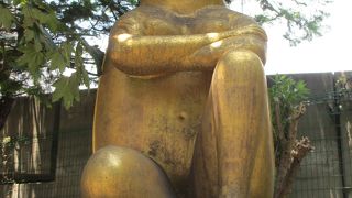 黄金虫を擬人化した像です