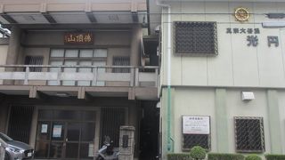 建物はあまり寺院らしくなくアパートのようだと思いました