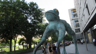 コロンブスの像より、大きなカエルのオブジェが印象的