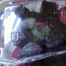  ひとつ税込345円、 りんご、ビーツ、ミントなどです。