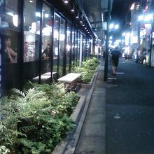 道路沿いに長くつながっています。