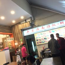 外のテーブル席から