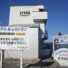 ホテルの左側の路地から駐車場へ