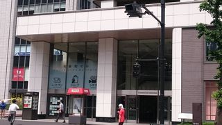 レトロな雰囲気の駅前ビル