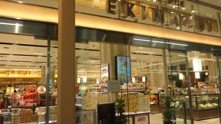 駅構内にあって便利