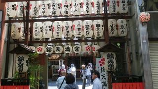 開発が進み、鳥居の一部はビルの中に埋もれてしまった