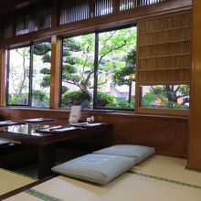 掘りごたつ形式の席と　カウンターとありました