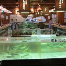 生簀周りのカウンター席