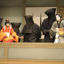 左の人形は百年前に作られたとか