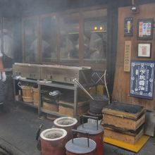 沿道の鰻屋さんの店頭で焼く鰻の匂いに誘われる